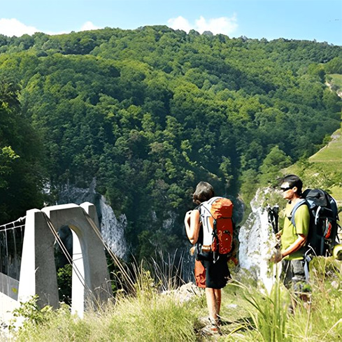 The holzarte footbridge, a thrill on the mountainside of the Basque Country
