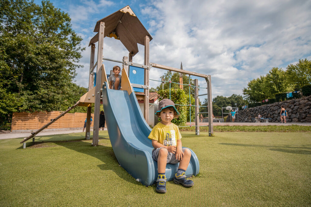 aire de jeux avec structure gonflable pour les petits