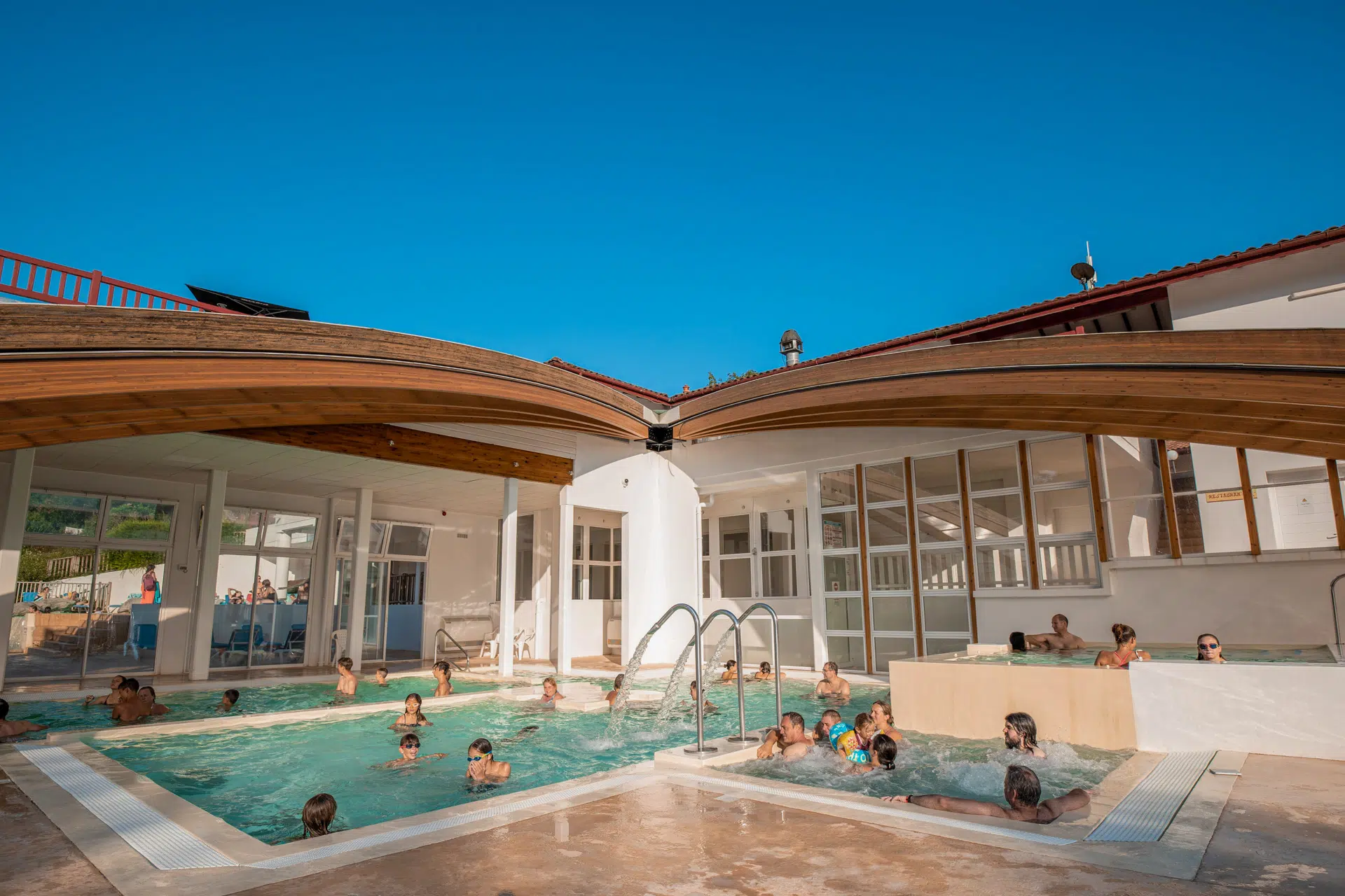 Piscine intérieure chauffée avec balnéothérapie et spa