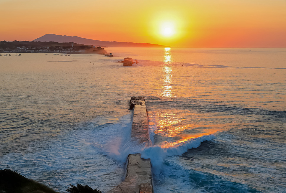 zonsondergang op het strand van de côte des basques